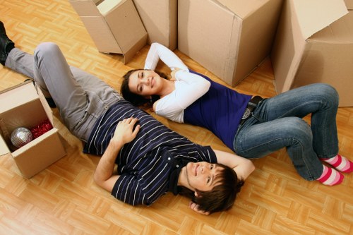 Packing and handling household items for a home move in Movingservices